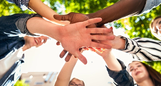 Mains représentant la solidarité
